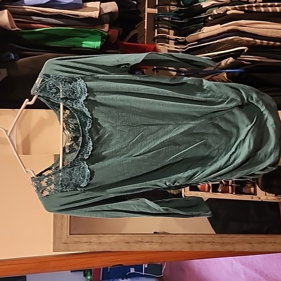 3/4 sleeve dressy top - Picture 1 of 3